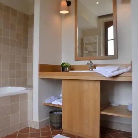 Le Clos Barisseuse מלון 3*
